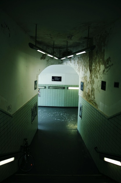 Photo l'intérieur de l'ancien tunnel du métro