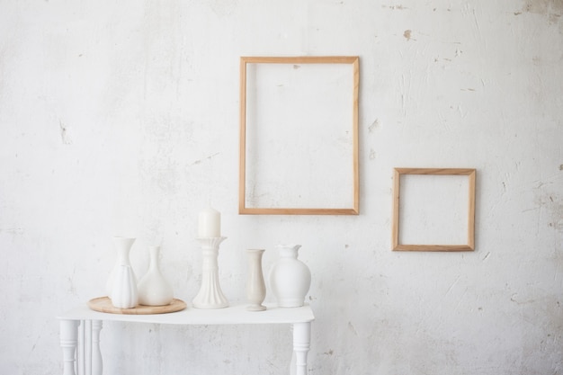 Intérieur Ancien Vintage Blanc Avec Vases Et Cadres