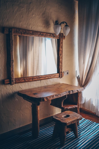 Intérieur ancien vintage avec chaise de table en bois et miroir antique