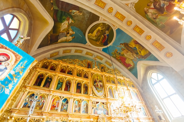 À l'intérieur de l'ancienne église