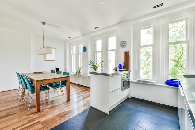 Intérieur d'appartement confortable avec cuisine et salle à manger