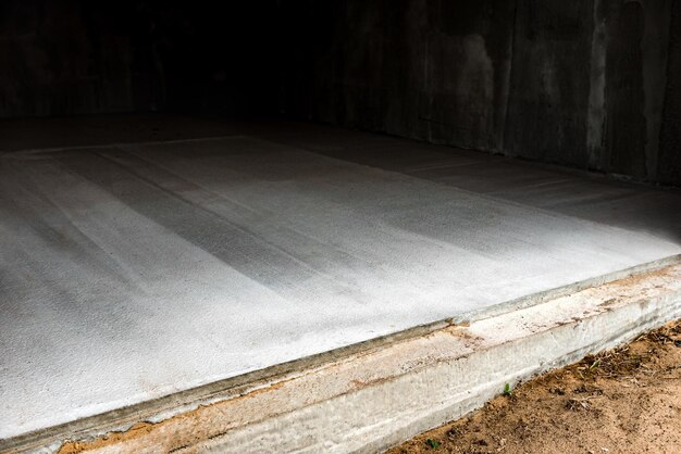 Intérieur de l'appartement inachevé avec sol en béton. Chape de sol.