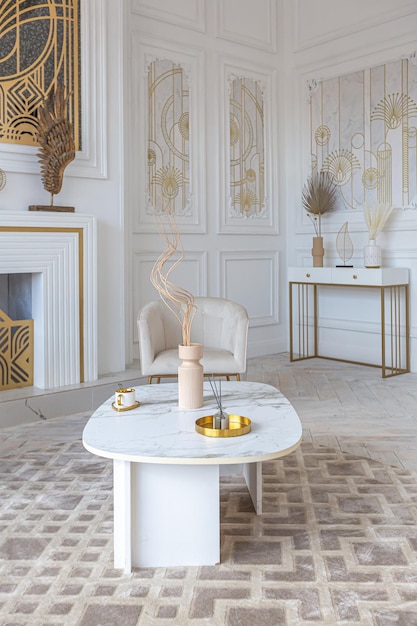 Intérieur d'appartement de luxe blanc comme neige avec une décoration de style égyptien avec un mobilier élégant et léger, d'immenses fenêtres panoramiques et une arche minimalisme et simplicité avec l'élégance de la conception de logements modernes