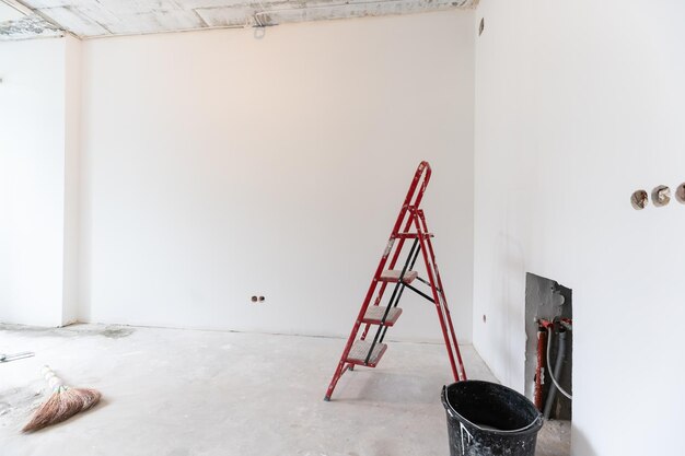 Intérieur de l'appartement avec des matériaux pendant la rénovation et la construction, remodeler le mur à partir de plaques de plâtre ou de cloisons sèches