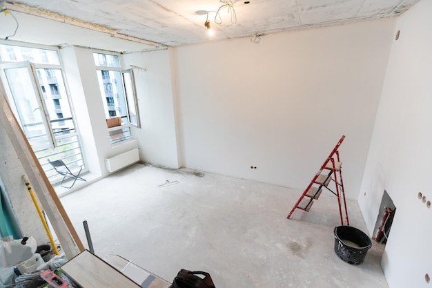 Intérieur de l'appartement avec des matériaux pendant la rénovation et la construction, remodeler le mur à partir de plaques de plâtre ou de cloisons sèches