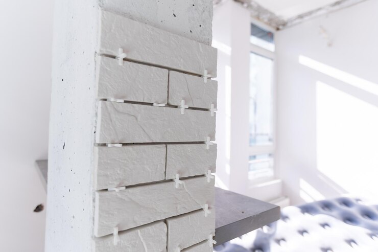 Intérieur de l'appartement avec des matériaux pendant la rénovation et la construction, remodeler le mur à partir de plaques de plâtre ou de cloisons sèches