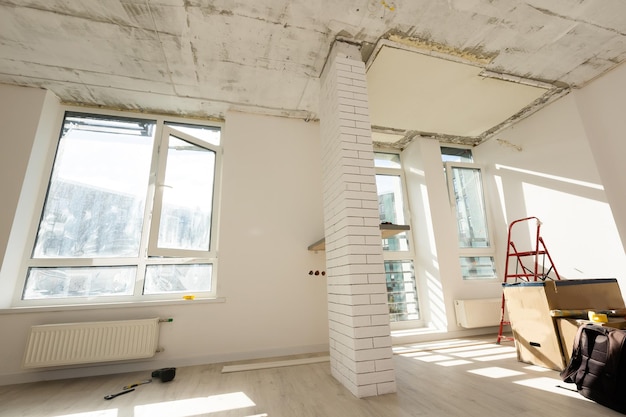 Intérieur de l'appartement avec des matériaux pendant la rénovation et la construction, remodeler le mur à partir de plaques de plâtre ou de cloisons sèches