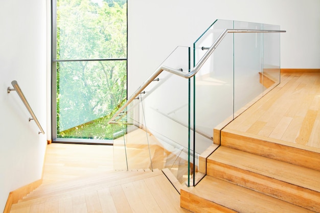 Intérieur d'architecture moderne avec des escaliers en bois