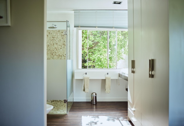 Intérieur et architecture de la salle de bain vide dans la maison et l'hôtel de luxe pour l'hygiène et le nettoyage de l'accueil Conception de la salle de douche et fond de construction immobilière et appartement résidentiel