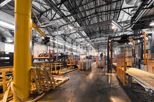 Intérieur de l'atelier et des machines sur le mur de production de verre