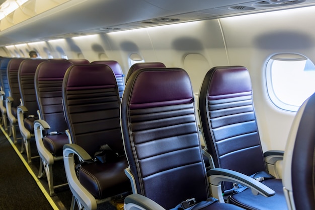 Intérieur de l'avion. La cabine de l'avion de passagers moderne. Sièges d'avion et hublot.