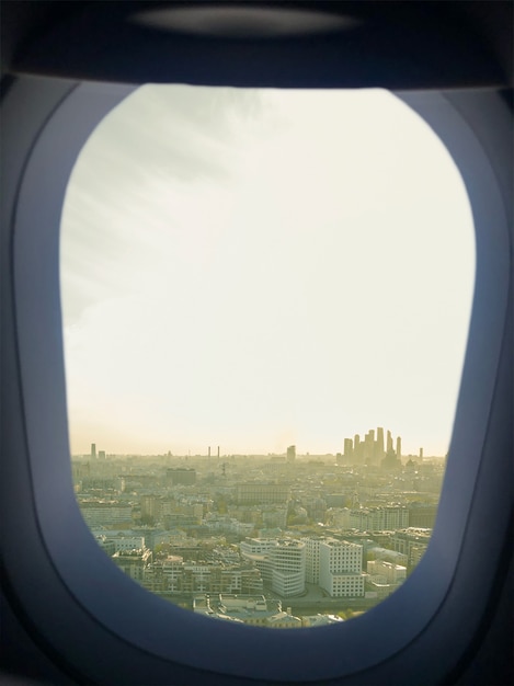 A à l'intérieur de l'avion, regardant à travers une fenêtre