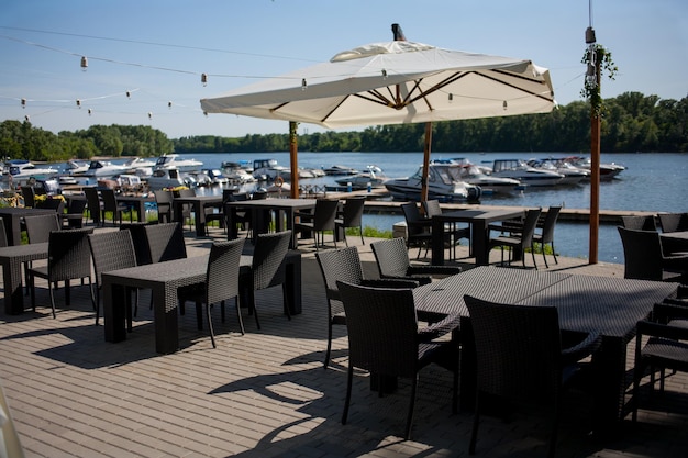 Intérieur d'un bar d'été au bord de la rivière Intérieur du yacht club au bord de la rivière