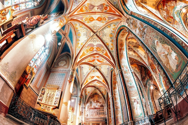 L'intérieur de la basilique néogothique des Saints Pierre et Paul Prague République Tchèque