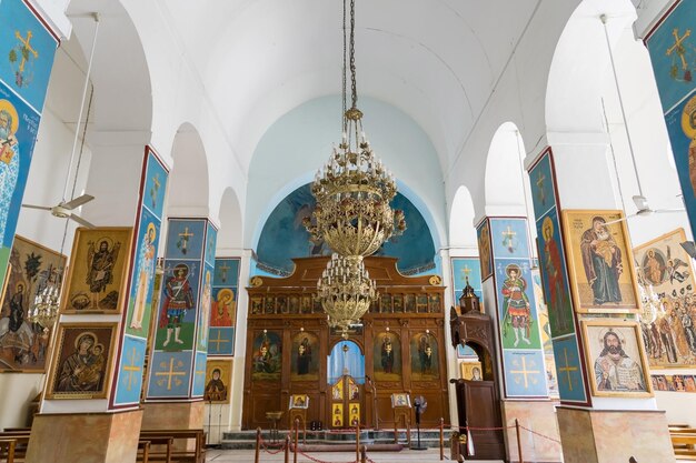 Photo l'intérieur de la basilique orthodoxe grecque de saint-georges la ville de madaba est connue pour ses mosaïques byzantines et omeyyades, en particulier la carte en mosaïque de la terre sainte dans cette église.