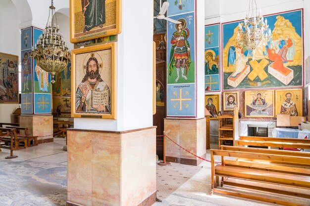 Photo l'intérieur de la basilique orthodoxe grecque de saint-georges la ville de madaba est connue pour ses mosaïques byzantines et omeyyades, en particulier la carte en mosaïque de la terre sainte dans cette église.