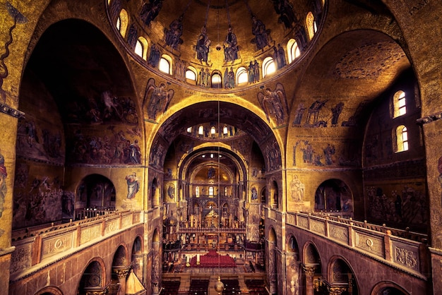 Intérieur de la basilique Saint-Marc à Venise