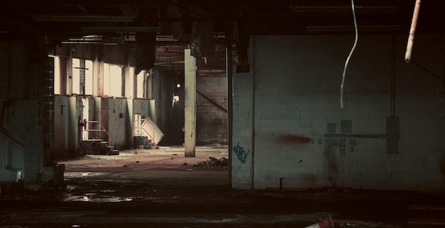 Photo l'intérieur d'un bâtiment abandonné