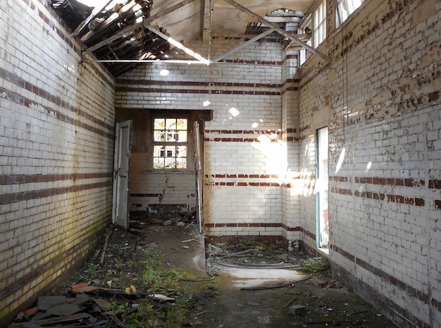 Photo l'intérieur d'un bâtiment abandonné