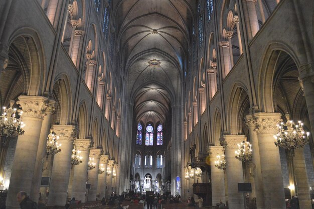 Intérieur d'un bâtiment éclairé