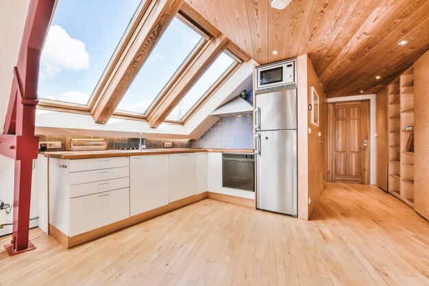 Intérieur d'une belle cuisine dans un appartement confortable