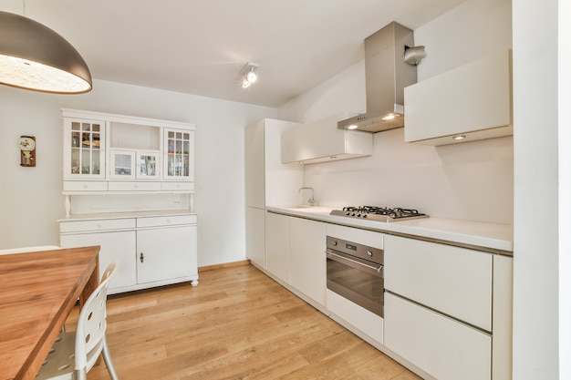 Intérieur d'une belle cuisine dans un appartement moderne