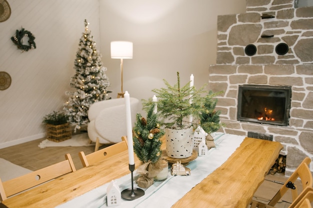 Intérieur d'une belle maison légère décorée pour le nouveau fauteuil blanc de sofa et la table et la cheminée de Noël