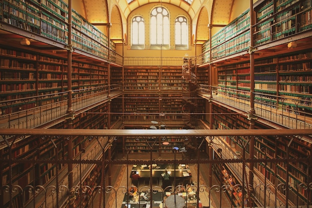 Photo intérieur de la bibliothèque rijksmuseum à amsterdam