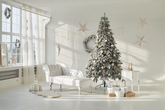 Intérieur blanc lumineux propre de luxe avec un arbre de Noël