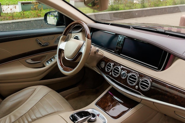 Intérieur blanc de luxe d'une photo de haute qualité de voiture premium