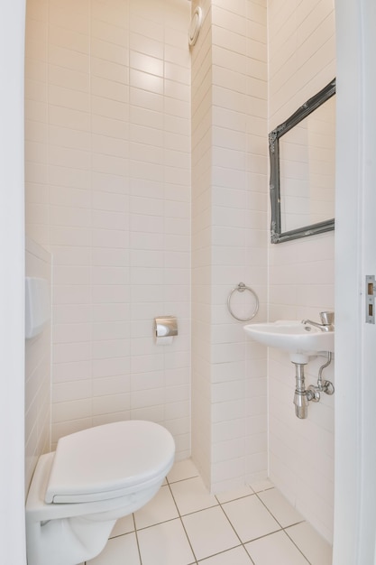 Intérieur blanc des toilettes modernes