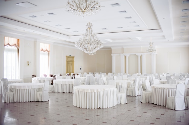 Photo intérieur blanc vide pour banquet de mariage