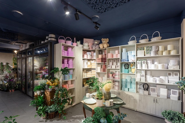 Intérieur de la boutique de fleurs avec entrepôt frigorifique pour les fleurs démontrant et économisant