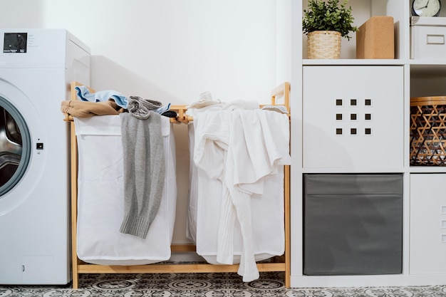 L'intérieur de la buanderie à côté de la machine à laver supporte des paniers pour les vêtements sales