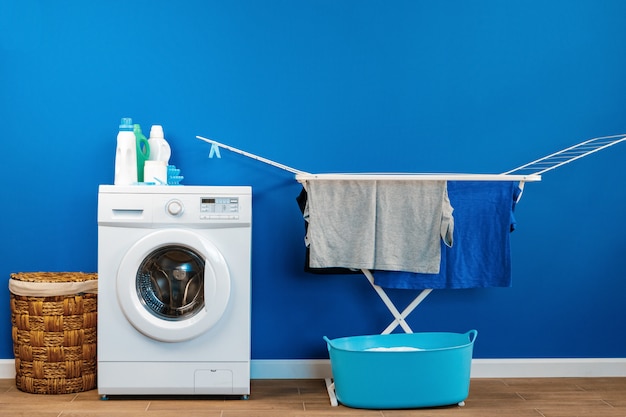 Intérieur de la buanderie avec lave-linge et sèche-linge près du mur