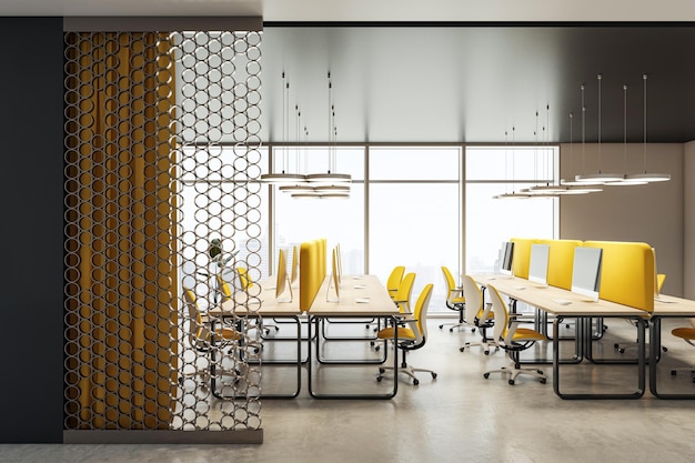Intérieur de bureau de coworking moderne avec des chaises jaunes, de longs bureaux et des ordinateurs dotés d'une partition décorative et de fenêtres avec vue sur la ville Rendering 3D