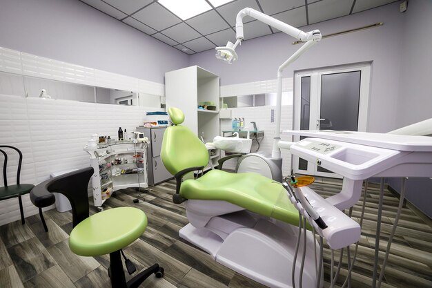 Intérieur de bureau de dentisterie moderne avec chaise et outils médecine équipement médical et concept de stomatologie