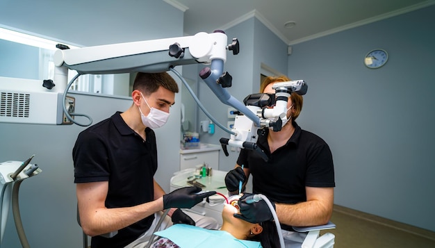 Intérieur de bureau de dentisterie moderne avec chaise et outils Microscope en stomatologie Matériel médical de médecine dentaire et concept de stomatologie