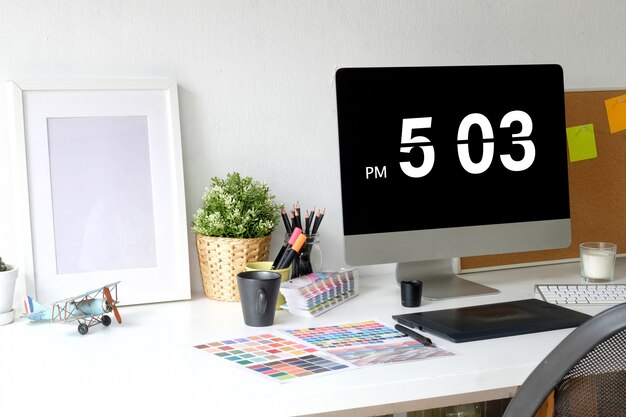 Intérieur De Bureau De Designer à La Maison Avec Ordinateur Moderne Dans Un Loft