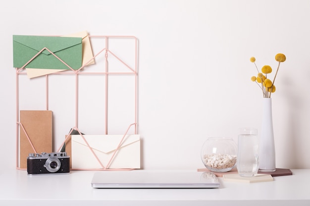 Intérieur de bureau à domicile. Vue de face de maquette de lieu de travail élégant.