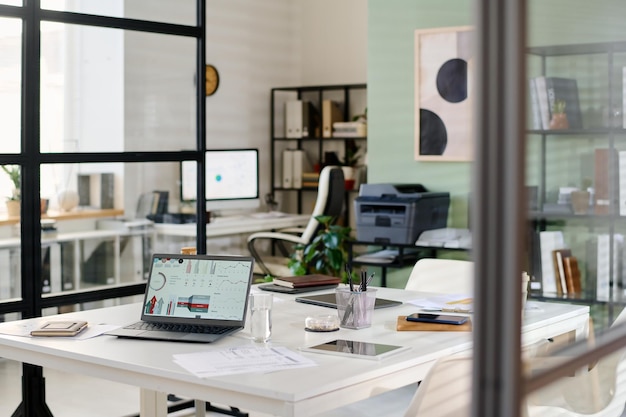 Intérieur de bureau moderne avec un espace de travail ouvert