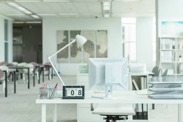 Intérieur d'un bureau moderne avec ordinateur et mobilier blanc