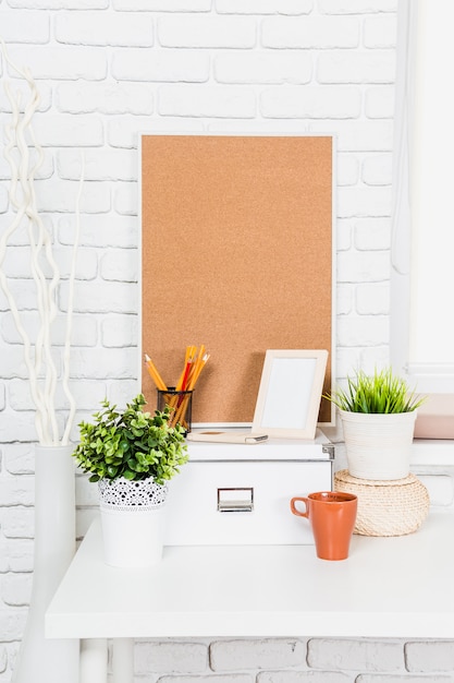 Intérieur de bureau moderne avec plateau en liège et articles de papeterie