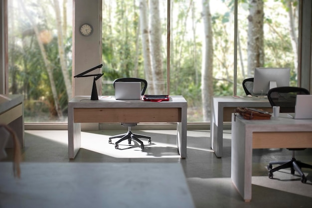 Intérieur d'un bureau moderne avec vue sur la nature