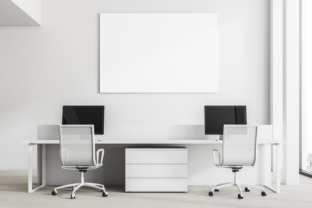 Photo intérieur de bureau à mur blanc avec fenêtres loft, sol en béton et rangées de tables d'ordinateur. une maquette de rendu 3d affiche horizontale