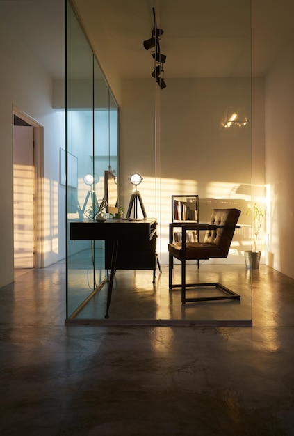 Intérieur de bureau de Soho avec éclairage et ombre à l'heure d'or au coucher du soleil, design d'intérieur de style loft