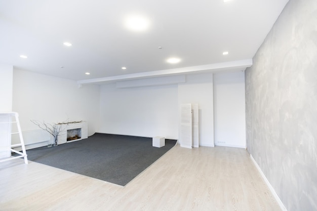 Intérieur de bureau vide lumineux, grand espace de bureau blanc.