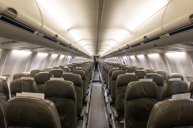 À l'intérieur de la cabine vide de l'avion de passagers