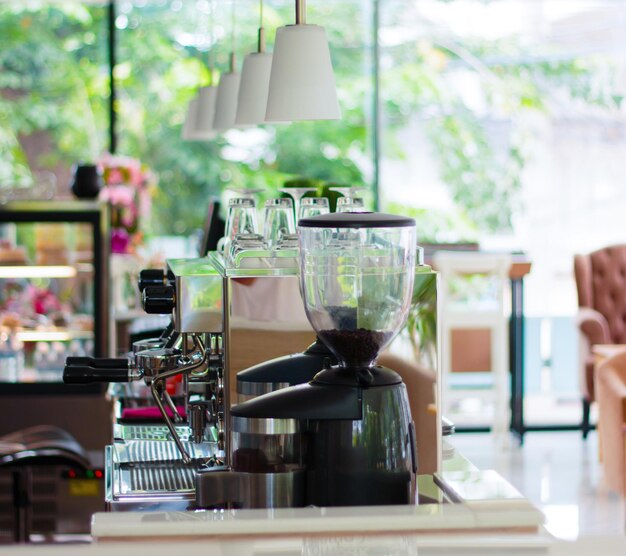 Intérieur de café ou bar vide pendant la journée