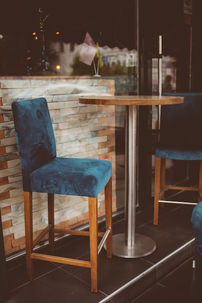 Intérieur d'un café en plein air d'été fauteuils émeraude en daim traitement photo vintage